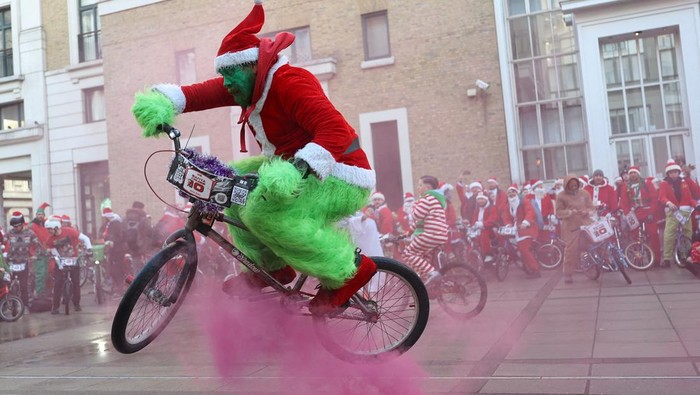 Hundreds of BMX cyclists dressed in festive themed outfits cycle near the Houses of Parliament as they take part in an annual charity ride called ‘Santa Cruise’ to raise funds for Evelina Children's Hospital Heart Organisation, in London, Britain, December 14, 2024. REUTERS/Toby Melville