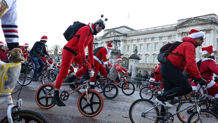 Saat Seribuan Sinterklas Bersepeda Penuhi Pusat Kota London Hundreds of BMX cyclists dressed in festive themed outfits cycle near the Houses of Parliament as they take part in an annual charity ride called βSanta Cruiseβ to raise funds for Evelina Children's Hospital Heart Organisation, in London, Britain, December 14, 2024. REUTERS/Toby Melville