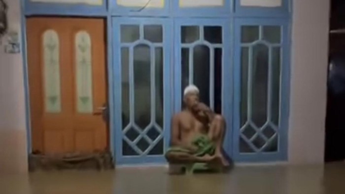 Salah satu warga di Gresik Utara yang rumahnya terdampak banjir rob.