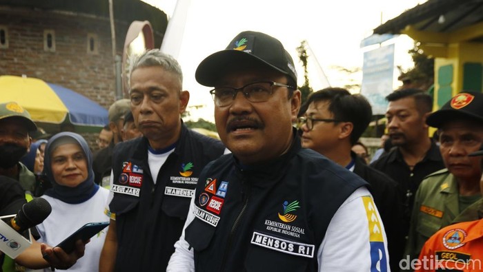 Sekjen PBNU Saifullah Yusuf atau Gus Ipul saat ditemui wartawan di sela kegiatannya sebagai Mensos di Kapanewon Tempel, Sleman, Rabu (18/12/2024)