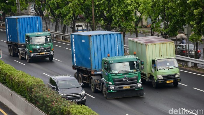 Selama Libur Nataru, Operasional Kendaraan Angkutan Barang Dibatasi Pemerintah menerapkan pembatasan operasional kendaraan angkutan barang saat libur Nataru. Pembatasan ini demi keselamatan, kenyamanan serta ketertiban bersama selama libur Nataru.