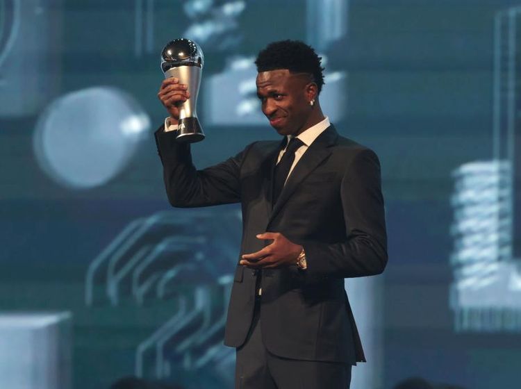 Senyum Bahagia Vinicius Junior Jadi Pemain Pria Terbaik FIFA 2024