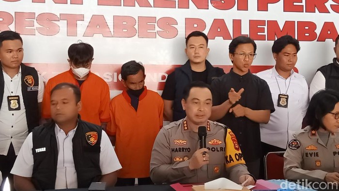 Seorang buruh rongsokan di Palembang bernama Riben (67) ditetapkan tersangka.