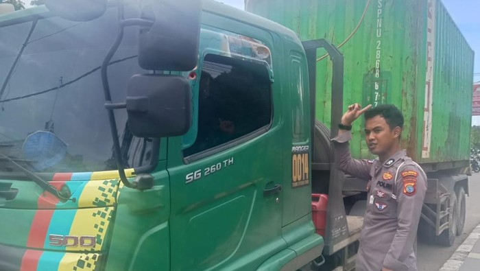 Pengendara motor berinisial A (32) dan boncengannya inisial HTD (33) terlibat kecelakaan dengan truk kontainer di jembatan depan Polresta Sorong Kota, Papua Barat Daya.