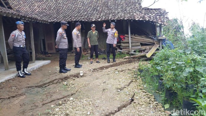 Tanah gerak di Trenggalek