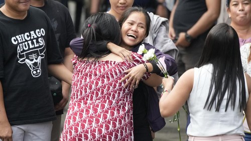 Mary Jane Veloso, a Filipino woman who spent almost 15 years in an Indonesian prison for drug trafficking and was nearly executed by firing squad in 2015, waves to reporters as she is processed at the Correctional Institution for Women in Mandaluyong, Philippines Wednesday, Dec. 18, 2024. (AP Photo/Aaron Favila)