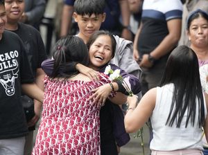 Tangis Ibunda Sambut Kebebasan Mary Jane