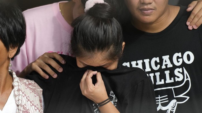 Tangis Haru Mary Jane Lepas Rindu dengan Keluarga di Filipina Mary Jane Veloso, a Filipino woman who spent almost 15 years in an Indonesian prison for drug trafficking and was nearly executed by firing squad in 2015, waves to reporters as she is processed at the Correctional Institution for Women in Mandaluyong, Philippines Wednesday, Dec. 18, 2024. (AP Photo/Aaron Favila)
