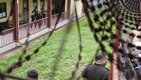 Mary Jane Veloso tiba di Bandara Manila, Filipina pada Rabu (18/12/2024) dini hari waktu setempat. Saat tiba di bandara Manila, Mary Jane dikawal ketat oleh petugas keamanan dan langsung dibawa ke Lembaga Pemasyarakatan Perempuan di ibu kota Manila.