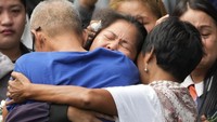 Mereka saling berpelukan.