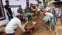 Relawan bersama warga dan TNI membersihkan material longsor yang menutup jalan di Dusun Gunung Wuluh, Desa Canggal, Kecamatan Candiroto, Temanggung, Jawa Tengah.