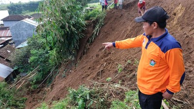 Tebing Setinggi 20 Meter Longsor Timpa Rumah di Temanggung