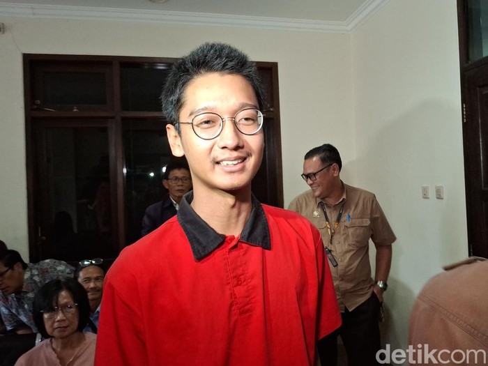 Terdakwa kasus KDRT Armor Toreador menjalani sidang dengan agenda pembacaan tuntutan di PN Cibinong, Bogor, Jawa Barat. (M Sholihin/detikcom) Terdakwa kasus KDRT Armor Toreador menjalani sidang dengan agenda pembacaan tuntutan di PN Cibinong, Bogor, Jawa Barat. (M Sholihin/detikcom)