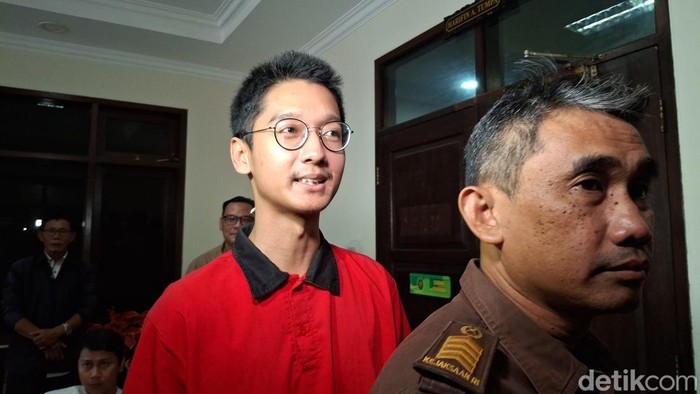 Terdakwa kasus KDRT Armor Toreador menjalani sidang dengan agenda pembacaan tuntutan di PN Cibinong, Bogor, Jawa Barat. (M Sholihin/detikcom)