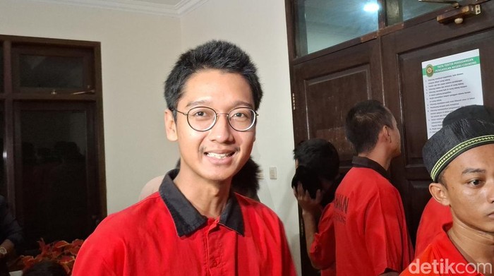 Terdakwa kasus KDRT Armor Toreador menjalani sidang dengan agenda pembacaan tuntutan di PN Cibinong, Bogor, Jawa Barat. (M Sholihin/detikcom)