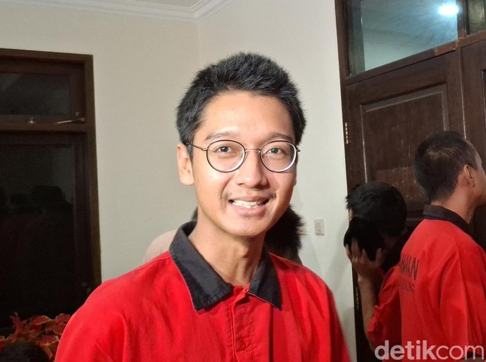 Terdakwa kasus KDRT Armor Toreador menjalani sidang dengan agenda pembacaan tuntutan di PN Cibinong, Bogor, Jawa Barat. (M Sholihin/detikcom)