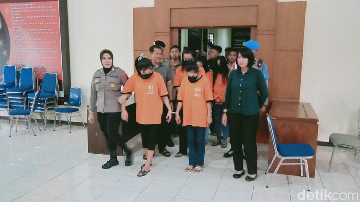 Lima cewek tersangka penganiayaan anak perempuan di bawah umur di Polres Klaten.