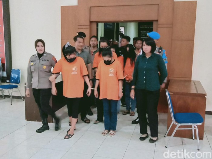 Lima cewek tersangka penganiayaan anak perempuan di bawah umur di Polres Klaten.