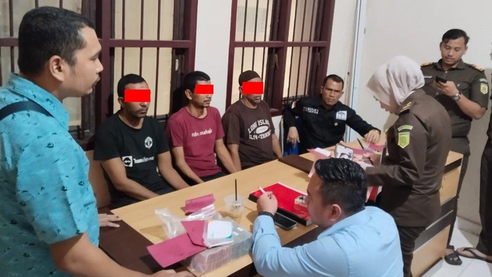 Tiga tersangka kasus penyelundupan etnis Rohingya ke Aceh Timur, Aceh diserahkan ke Kejari setempat. (dok. Polres Aceh Timur)