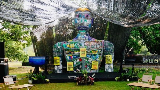 Tim Child Campaigner Jawa Timur saat menggelar festival 'Bebaskan Sungai dari Sampah' di Kebun Raya Purwodadi.