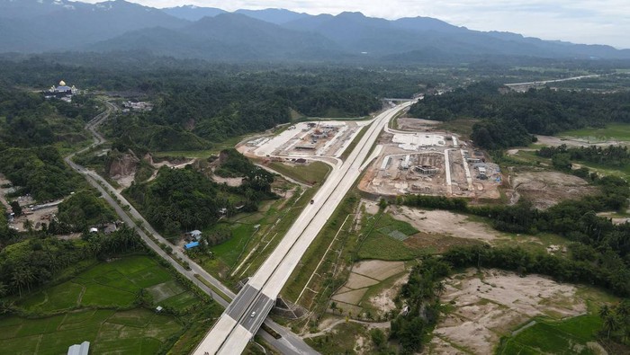 Tol Padang-Sicincin Mulai Diujicoba Fungsional Foto udara sejumlah kendaraan melintas satu arah di kilometer 24 jalan tol Padang - Sicincin, Sumatera Barat, Rabu (18/12/2024). PT Hutama Karya (Persero) membuka satu jalur untuk uji coba terbatas jalur fungsional Jalan Tol Pekanbaru-Padang Seksi Padang-Sicincin mulai Selasa (17/12/2024) hingga Jumat (20/12/2024) dengan jam operasional pukul 08.00 WIB-11.00 WIB. ANTARA FOTO/Iggoy el Fitra/nym.