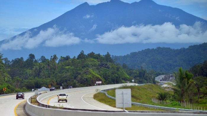 Foto udara sejumlah kendaraan melintas satu arah di kilometer 24 jalan tol Padang - Sicincin, Sumatera Barat, Rabu (18/12/2024). PT Hutama Karya (Persero) membuka satu jalur untuk uji coba terbatas jalur fungsional Jalan Tol Pekanbaru-Padang Seksi Padang-Sicincin mulai Selasa (17/12/2024) hingga Jumat (20/12/2024) dengan jam operasional pukul 08.00 WIB-11.00 WIB. ANTARA FOTO/Iggoy el Fitra/nym.