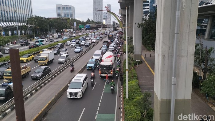 Truk molen mengalami mogok di Jalan Gatot Subroto (Gatsu) arah Kuningan, Jakarta Selatan (Jaksel). Kemacetan panjang terjadi di ruas jalan tersebut. (Maulani M/detikcom)