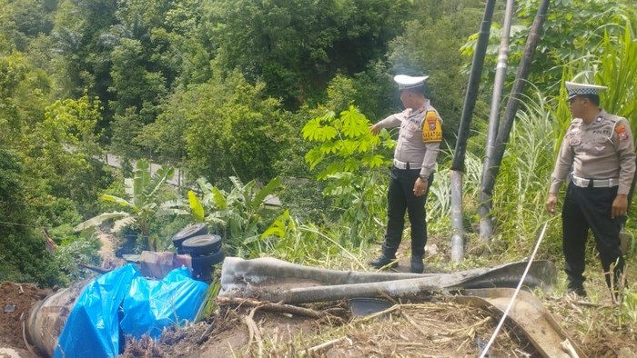 Truk terjun ke jurang di Pacitan