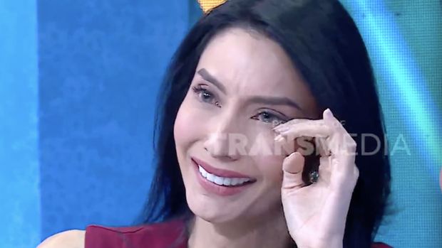 Tyas Mirasih menangis haru diterima baik oleh anak Tengku Tezi.