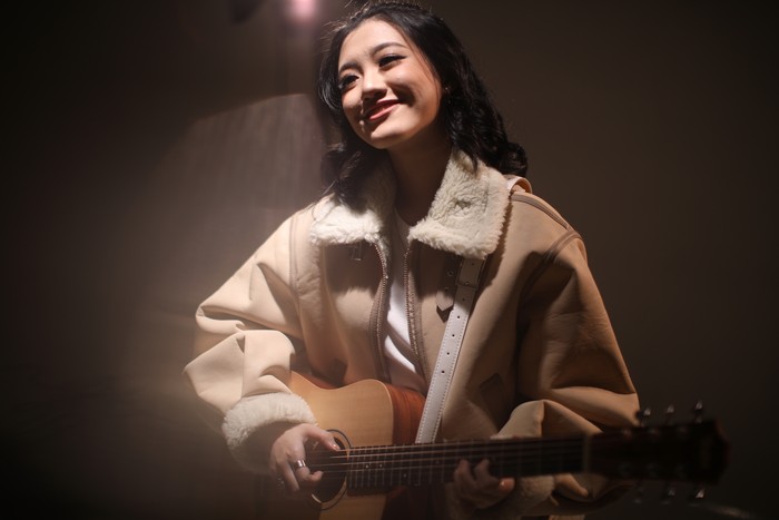 Valerie Utomo merilis lagu Natal terbaru berjudul Jujur, menggambarkan kejujuran dan penerimaan diri.