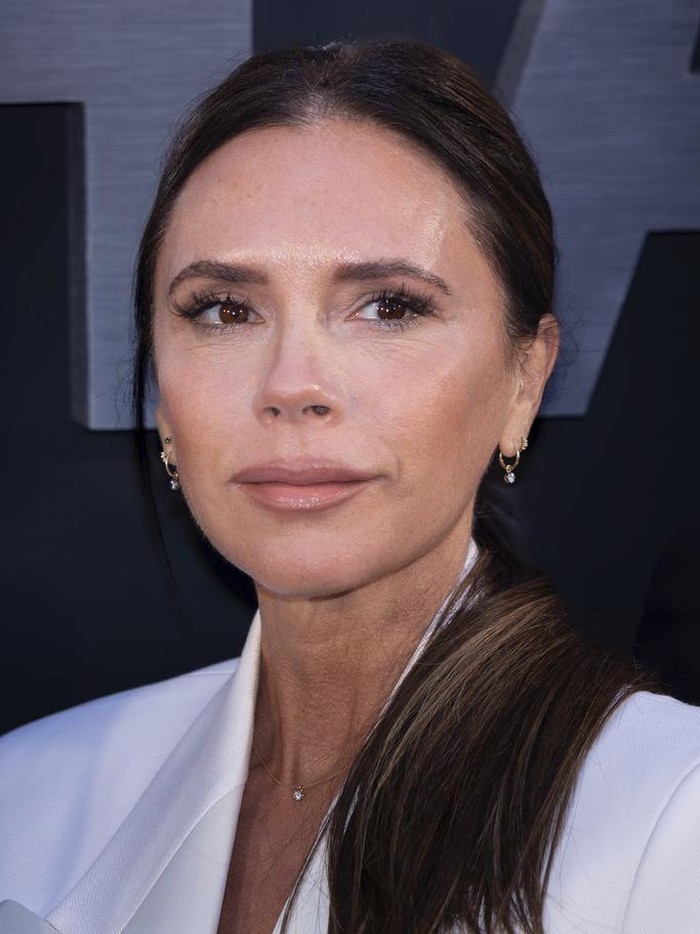 Victoria Beckham berpose untuk fotografer setibanya di pemutaran perdana program televisi Beckham pada Selasa, 3 Oktober 2023 di London.