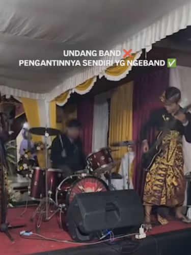 Video pengantin wanita membawakan musik metal di acara pernikahannya mendadak viral dan menajdi sorotan di media social.