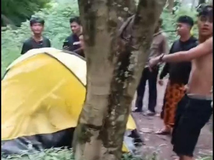 Video viral wisatawan gerebek sejoli mesum dalam tenda kuning di Dau, Malang