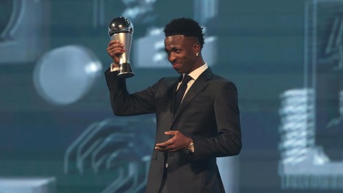 DOHA, QATAR - DECEMBER 17: Vinicius Junior of Real Madrid poses for a photo after being presented with The Best FIFA Mens Player Award during the The Best FIFA Football Awards 2024 at Aspire Academy on December 17, 2024 in Doha, Qatar. (Photo by Mohamed Farag - FIFA/FIFA via Getty Images)