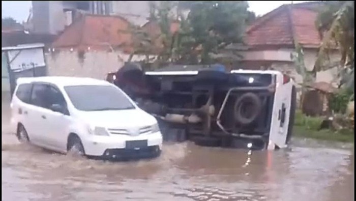 Viral mobil bawa rokok ilegal terguling saat terobos banjir di Sampang