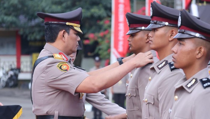Wakapolda Metro Jaya, Brigjen Djati Wiyoto Abadhy, memimpin Penutupan, Pelantikan, dan Pengambilan Sumpah Bintara Polri Gelombang II Tahun Anggaran 2024. (dok Istimewa)