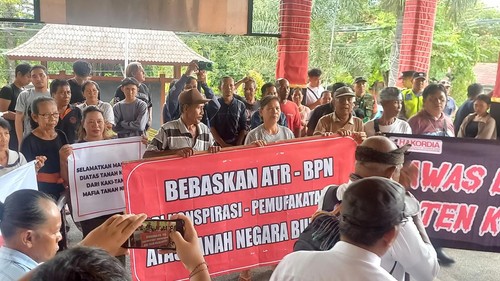 Warga Desa Pemuteran, Kecamatan Gerokgak, berunjuk rasa di gedung DPRD Buleleng, Rabu (18/12/2024). Demonstrasi dilakukan imbas dugaan pencaplokan tanah di Bukit Ser oleh mafia. (Wijaya Kusuma/detikBali)