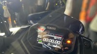 Pembaruan lain di Aerox Alpha datang dari fitur TFT Infotainment Display. Fitur yang bisa terhubung aplikasi Y-Connect ini membuat pengendara mendapatkan berbagai info, serta hiburan selama berkendara yang meliputi odometer/tripmeter, riding mode, informasi cuaca, notifikasi pesan & telepon masuk, mengatur pemutaran musik, hingga menampilkan sistem navigasi dalam bentuk turn by turn yang terhubung dengan Google Maps. Foto: Luthfi Anshori/detikOto
