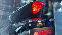 Desain lampu belakang juga dibuat lebih tajam, ciri khas R-DNA, mirip seperti motor sport Yamaha YZF-R15. Lampu seinnya pun sudah full LED. Sebagai tambahan keamanan, Aerox generasi baru ini punya sistem Emergency Stop Signal (ESS) yang berfungsi secara otomatis ketika pengendara melakukan pengereman mendadak pada saat kecepatan minimum 50 km/jam. Foto: Luthfi Anshori/detikOto