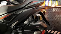 Urusan dapur pacu, Yamaha Aerox Alpha sudah menggunakan mesin blue core 155 cc VVA generasi terbaru berteknologi Yamaha Electric CVT (YECVT) yang bisa memberikan sensasi berkendara Turbo layaknya Nmax Turbo. Dengan spesifikasi mesin ini, motor Super Sport Scooter terbaru Yamaha bisa hasilkan tenaga maksimal sebesar 11,3 kW (15,1 dk) pada 8.000 rpm dan torsi maksimal sebesar 14,2 Nm pada 6.500 rpm. Foto: Luthfi Anshori/detikOto