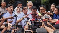Selain terkait pengajuan fatwa ke MA tersebut, Yasonna juga dicecar mengenai kapasitasnya sebagai mantan Menteri Hukum dan HAM. Penyidik KPK mencecarnya terkait perlintasan Harun Masiku selama buron.  