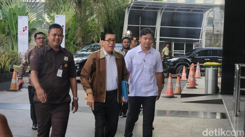 Yasonna Laoly tiba di KPK bawa map biru.