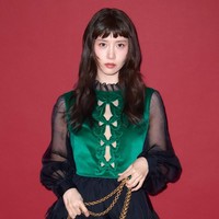 Yoona SNSD banjir tawaran akting dan iklan sejak debut. Dia pun eksis sebagai brand ambassador Miu Miu dan Valentino. Pada tanggal 30 Mei, idol berzodiak Gemini ini akan menginjak usia baru 34 tahun. Foto: dok. Maison Valentino