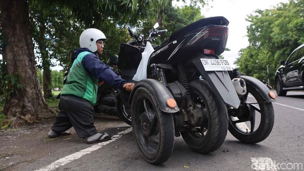 Agus Setiawan, salah satu difabel yang bekerja sebagai ojek online (ojol) di Bali. (Foto: Firga Raditya Pamungkas/detikBali)