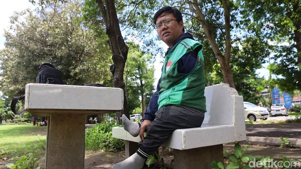 Agus Setiawan, salah satu difabel yang bekerja sebagai ojek online (ojol) di Bali. (Foto: Firga Raditya Pamungkas/detikBali)