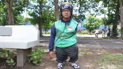 Agus Setiawan, salah satu difabel yang bekerja sebagai ojek online (ojol) di Bali. (Foto: Firga Raditya Pamungkas/detikBali)