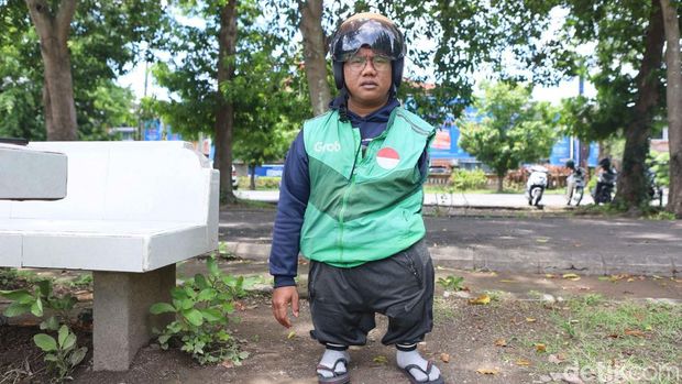 Agus Setiawan, salah satu difabel yang bekerja sebagai ojek online (ojol) di Bali. (Foto: Firga Raditya Pamungkas/detikBali)