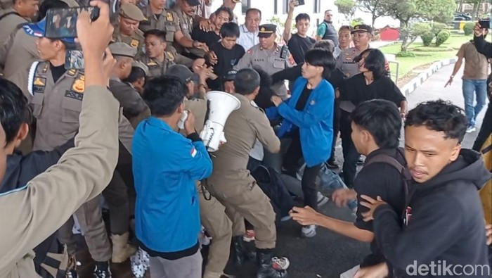 Aksi massa di Pemkot Tasikmalaya terkait pencemaran lingkungan di TPSA Ciangir.