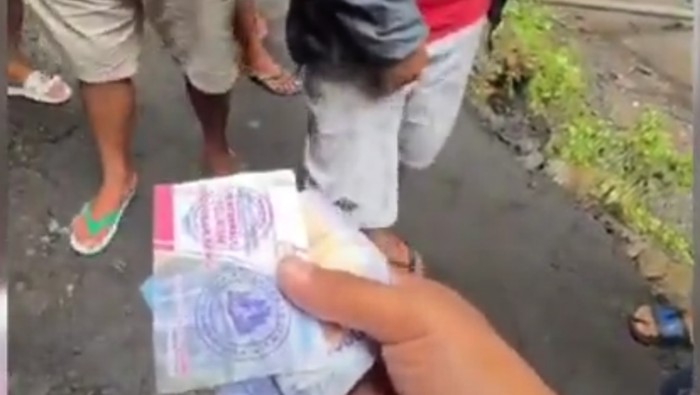 Aksi pungutan liar (pungli) yang menjamur di area Air Terjun Tumpak Sewu, Desa Sidomulyo, Kabupaten Lumajang, terekam oleh kamera.