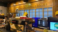 Gerai bernama Beccas Bakehouse tak mau ketinggalan untuk mengeluarkan menu cokelat Dubai. Cokelat Dubainya diklaim terenak di Indonesia. Foto: detikcom/Riska Fitria